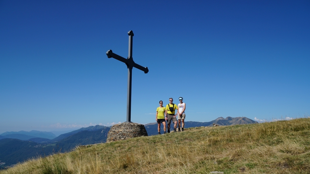 Cristina, Marie-Catherine et Stefano devant la croix du Motto della Croce.