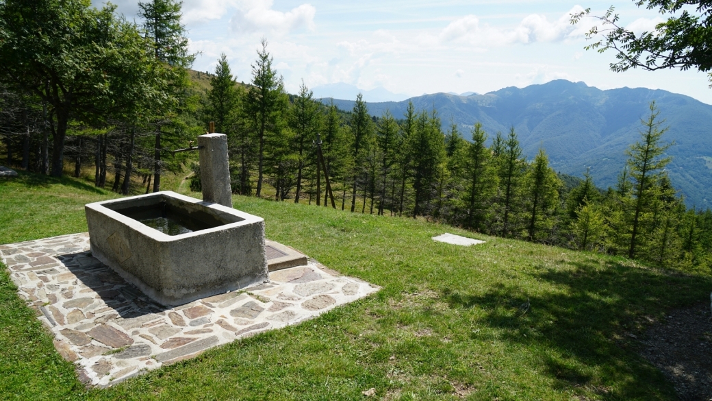 La fontaine du réfuge forestier de Piandanazzo, dans la commune de Capriasca, au Tessin.