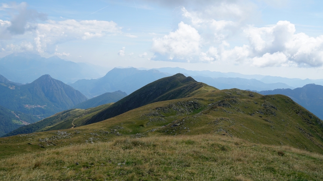 Vue sur le Prato della Bascióta, et au loin, sa croix.