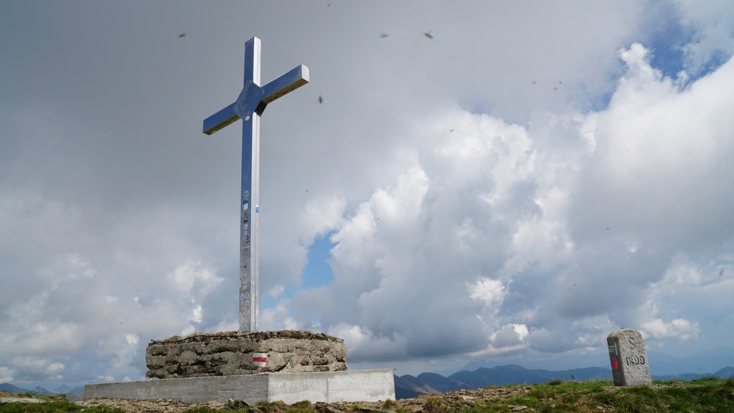 Vue sur la croix du Prato della Bascióta, près du Mont Gazzirola, au Tessin.