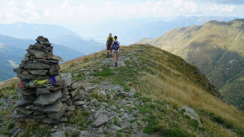 Stefano et Cristina entement la descende depuis le sommet du Gazzirola, au Tessin.