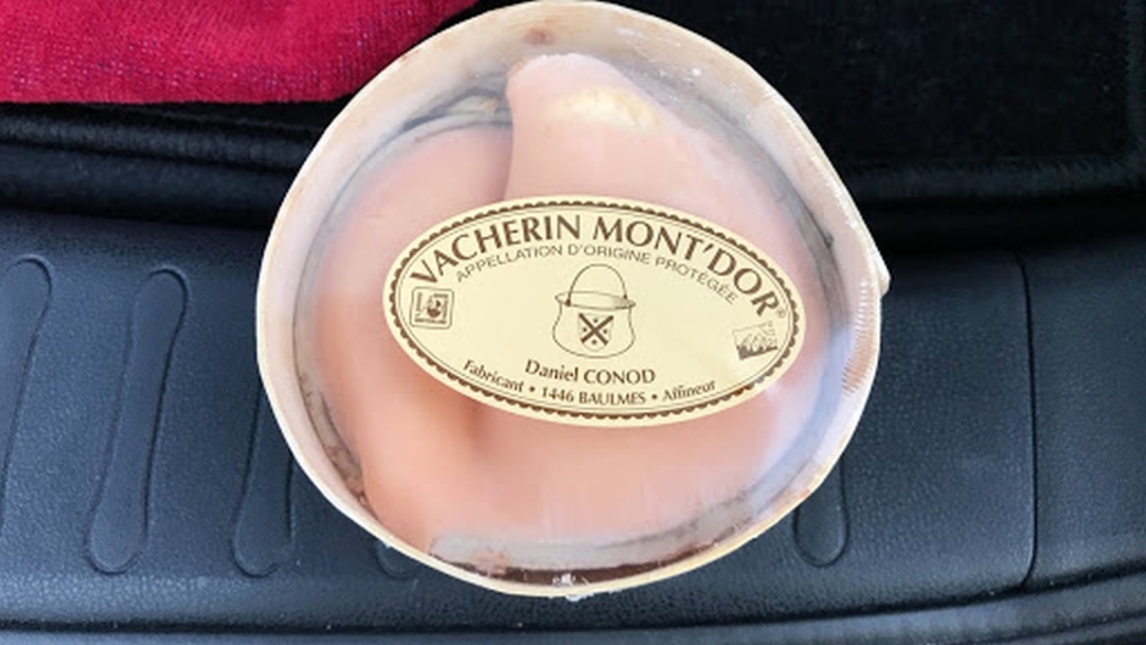 Un Vacherin Mont-d’Or acheté à l alaiterie de Baulmes, Vaud, avec une vilaine erreur d'orthographe sur l'étiquette.