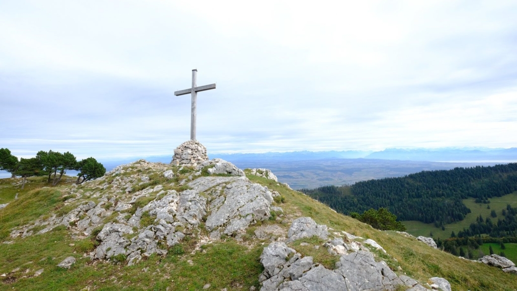 La nouvelle croix en bois des Aiguilles de Baulmes, installée en juin 2014.