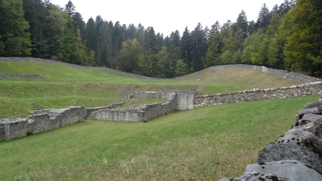 Vue sur les ruines de la Chartreuse d'Oujon, sises sur les hauts de la commune d'Arzier-Le Muids, en Suisse.