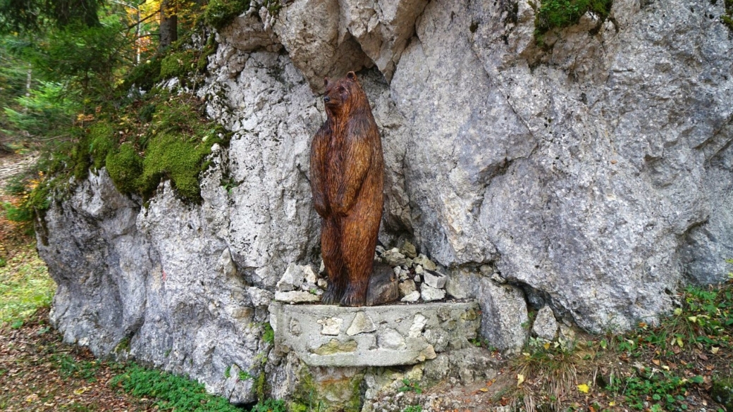 Sur les hauteurs de Saint-George, Vaud, on trovue cette jolie sculpture en bois d'un ours.