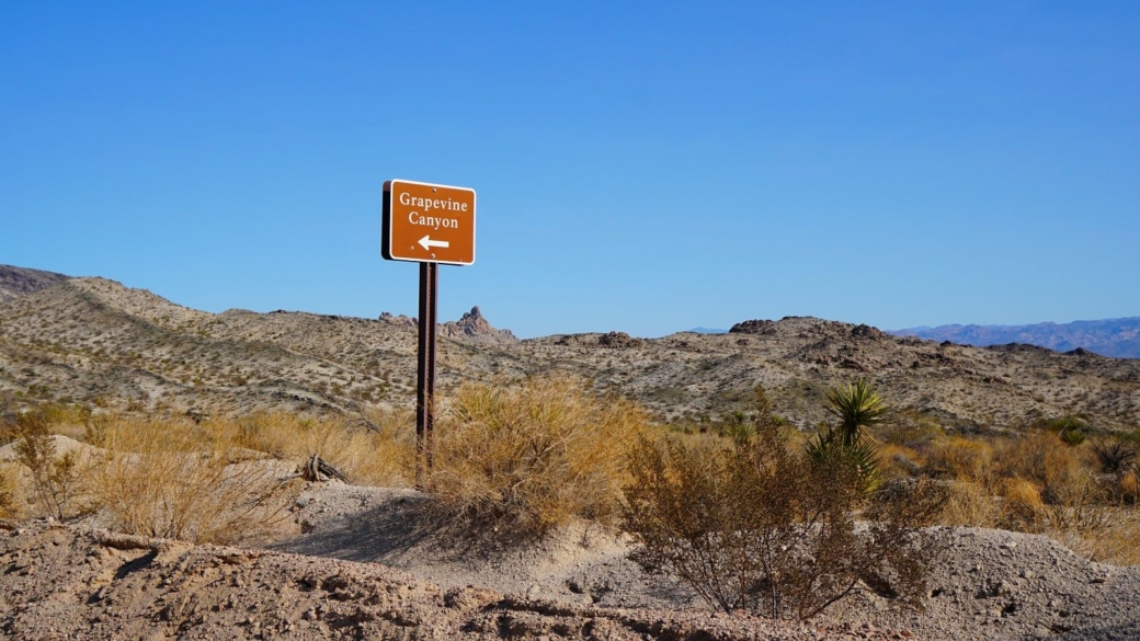 Panneau signalant où tourner pour aller à Grapevine Canyon, dans le Nevada.