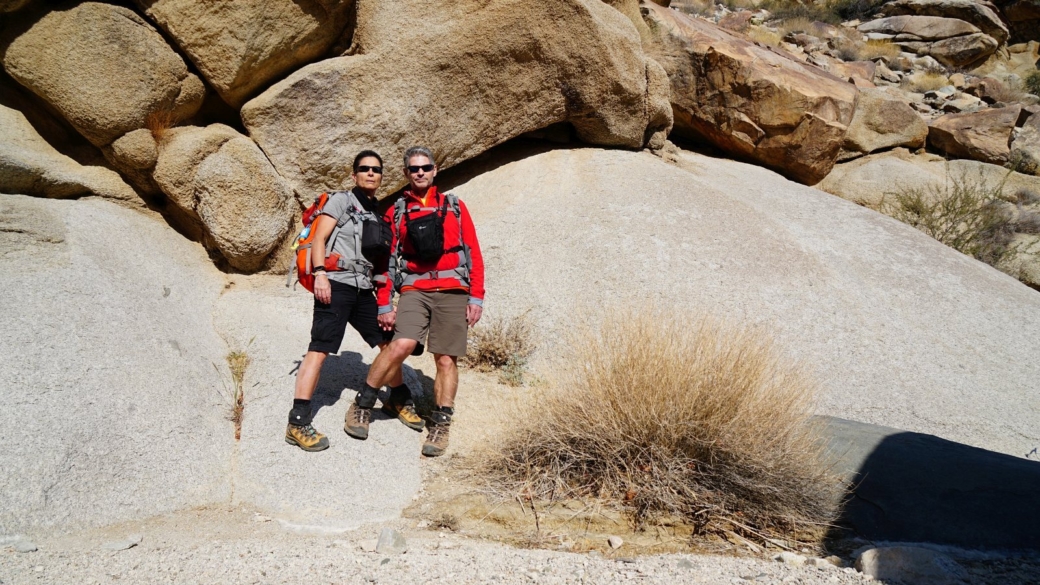 Stefano et Marie-Catherine sur le site de pétroglyphes de Grapevine Canyon, dans le Nevada.