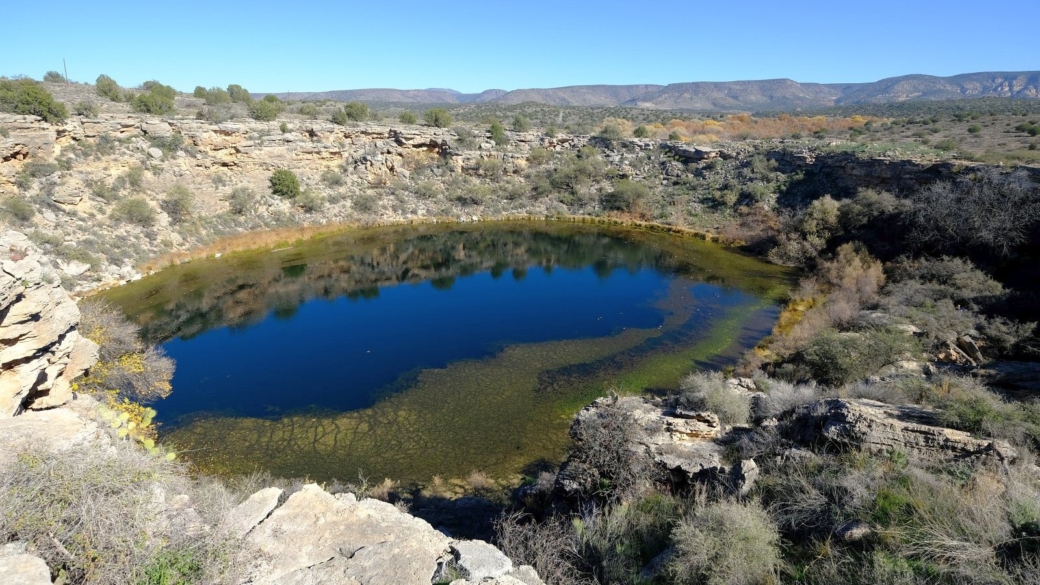 Vue d'ensemble grâce au grand angle, du Montezuma Well, situé près de Sedona, dans l'Arizona.