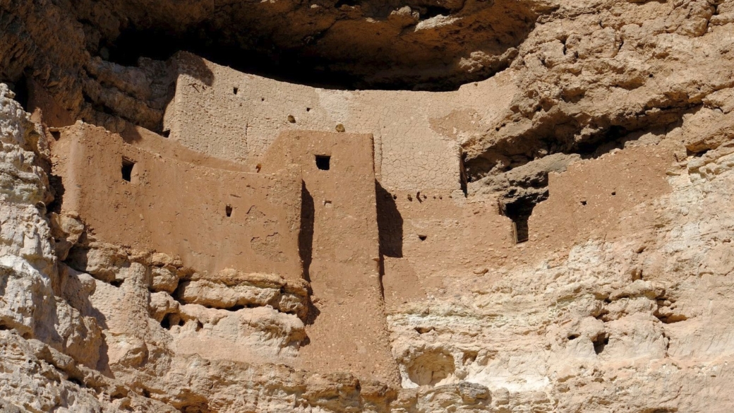 Vue rapprochée sur les constructions à étages du Montezuma Castle National Monument, dans l'Arizona.