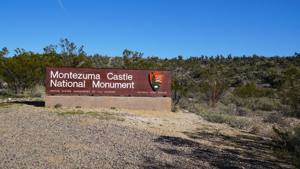 Panneau à l'entrée du Montezuma Castle National Monument, près de Sedona, dans l'Arizona.