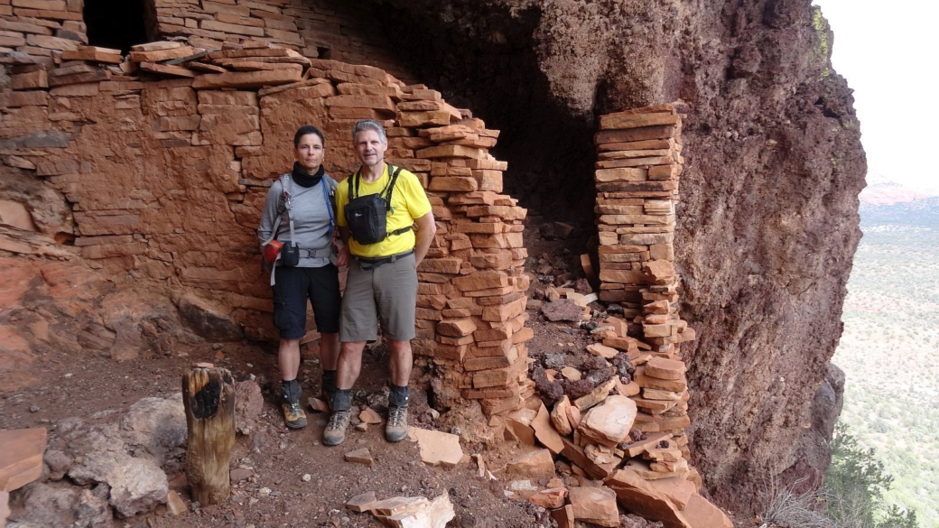 Stefano et Marie-Catherine devant les ruines de Sycamore Canyon, près de Sedona, dans l'Arizona.