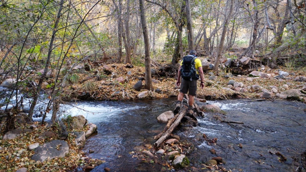 Stefano traversant une rivière en crue... Sur le Packard Trail, près de Sedona, dans l'Arizona.