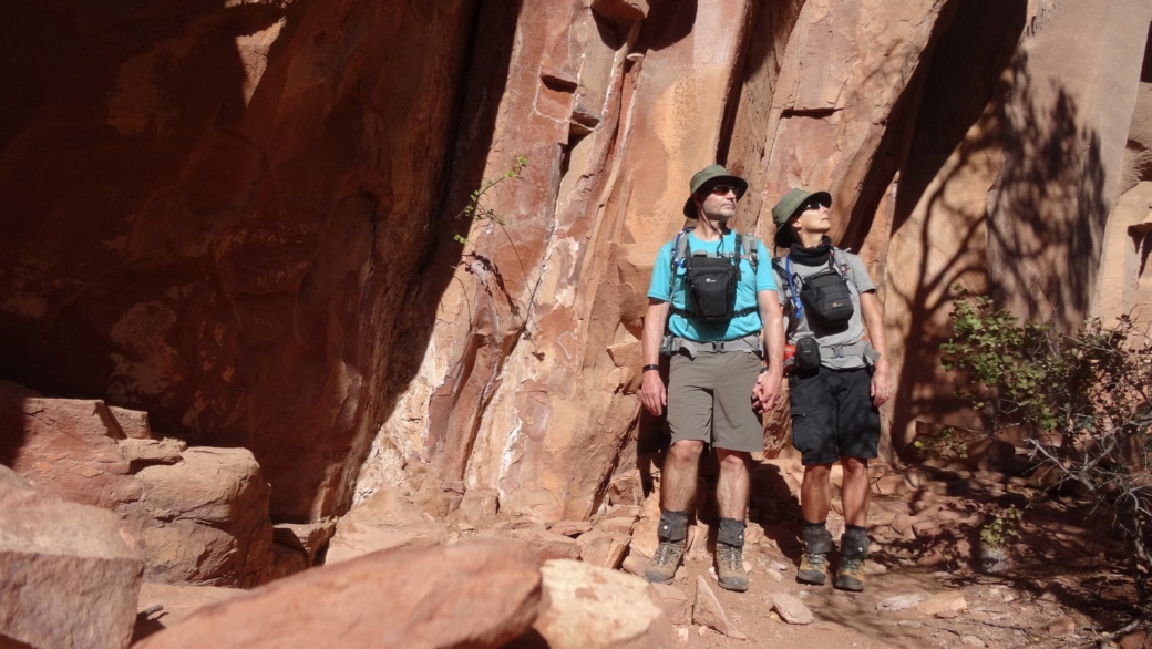 Stefano et Marie-Catherine à Loy Canyon, près de Sedona, dans l'Arizona. Les pétroglyphes ont été vandalisés.