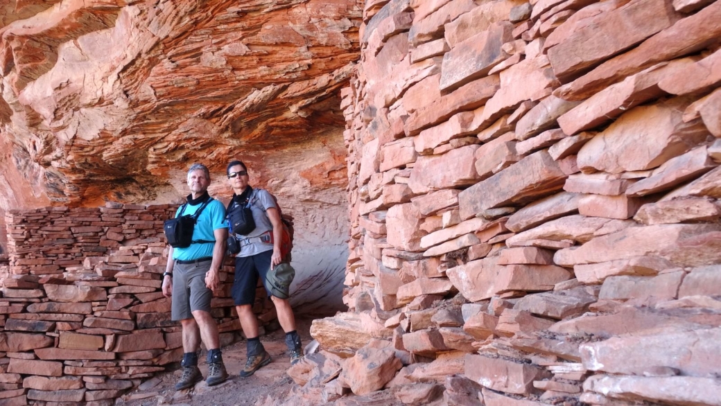 Stefano et Marie-Catherine devant les ruines de Loy Canyon, près de Sedona, dans l'Arizona.