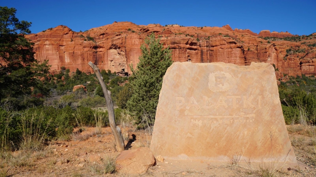 Ce panneau en pierre se trouve à l'entrée de Palatki Heritage Site, près de Sedona, dans l'Arizona.