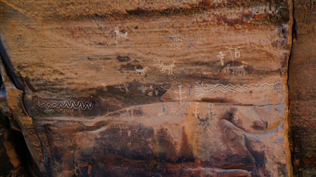 Difficile de dire si ce pétroglyphes sont authentiques. À Loy Canyon, près de Sedona, dans l'Arizona.