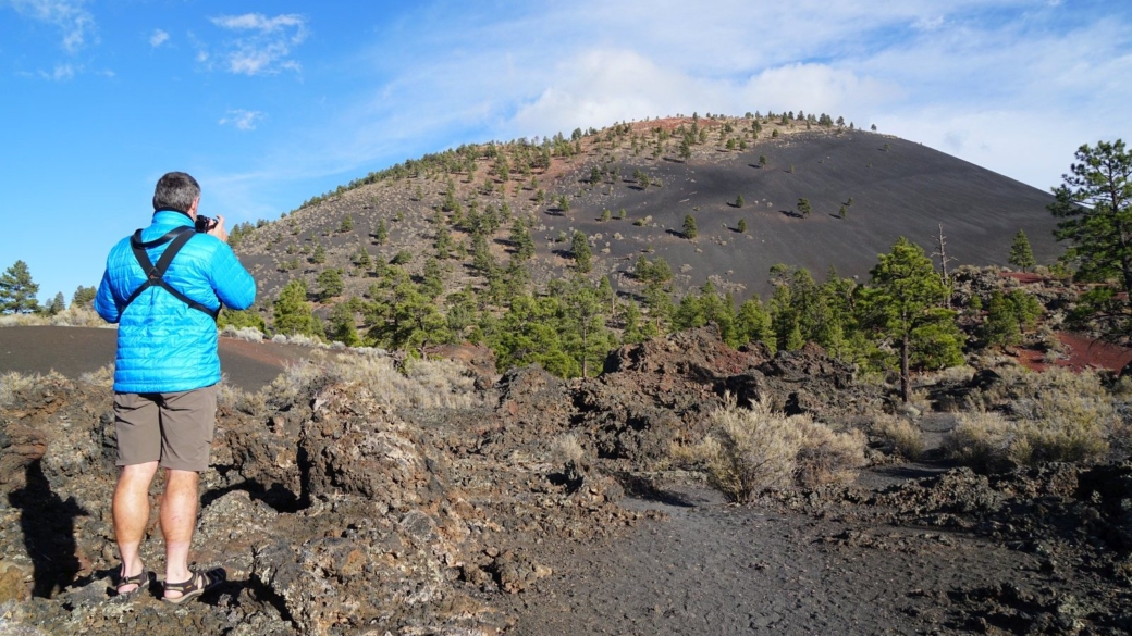 Stefano quelque part sur le Lava Flow Trail, à Sunset Crater Volcano National Monument.