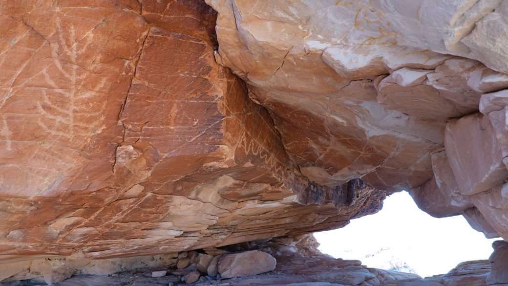 Quelques pétroglyphes devant l'entrée du "tunnel", à Gold Butte National Monument, dans le Nevada.