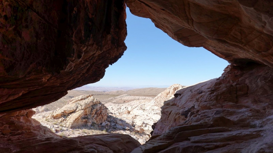 Vue depuis le "tunnel" qui mène au Falling Man Panel, à Gold Butte National Monument, dans le Nevada.