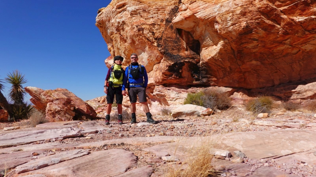 Stefano et Marie-Catherine devant le Falling Man Panel, à Gold Butte National Monument.