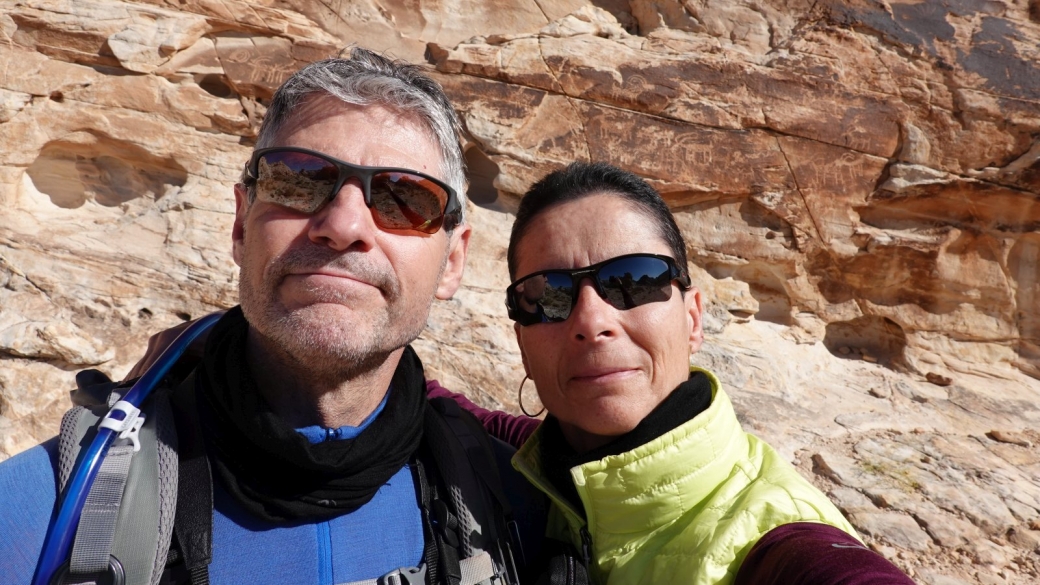 Stefano et Marie-Catherine devant le Twenty-one Goats Panel, à Gold Butte National Monument.