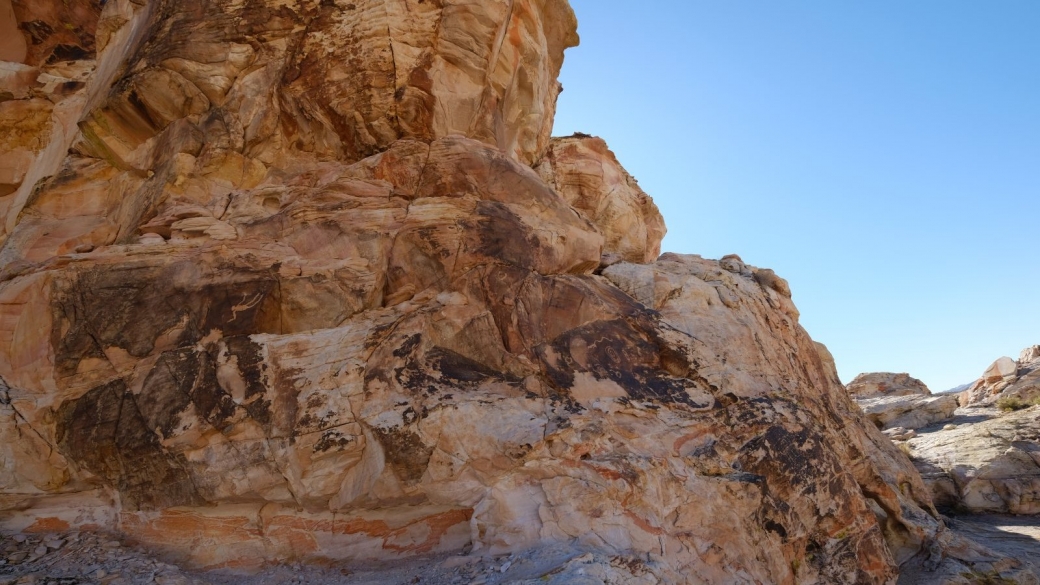 Vue d'enesemble avec le Falling Man Panel, à Gold Butte National Monument, dans le Nevada.