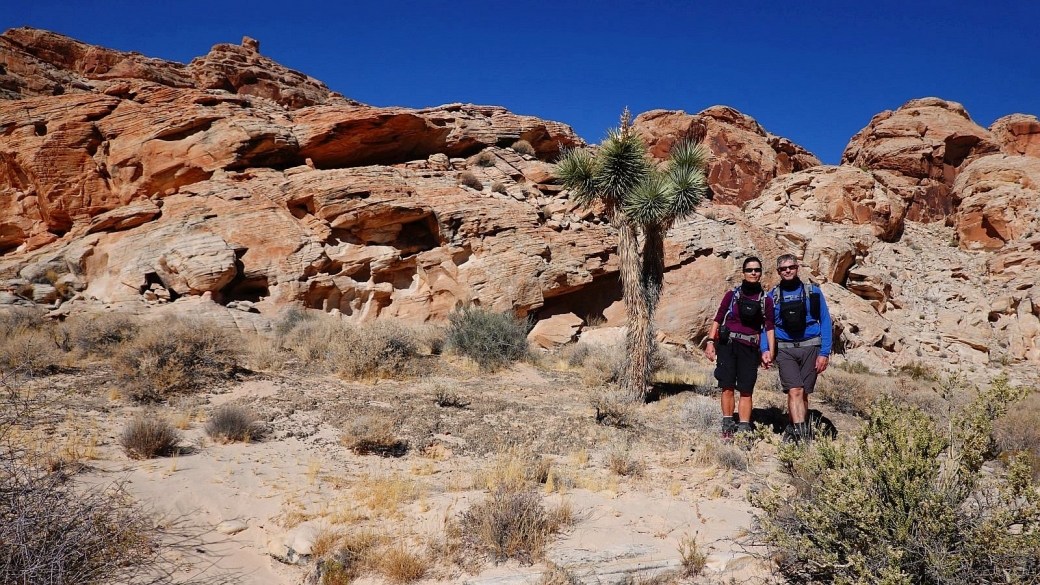 Stefano et Marie-Catherine sur le sentier qui mène à Kohta Circus, situé à Gold Butte National Monument, dans le Nevada.