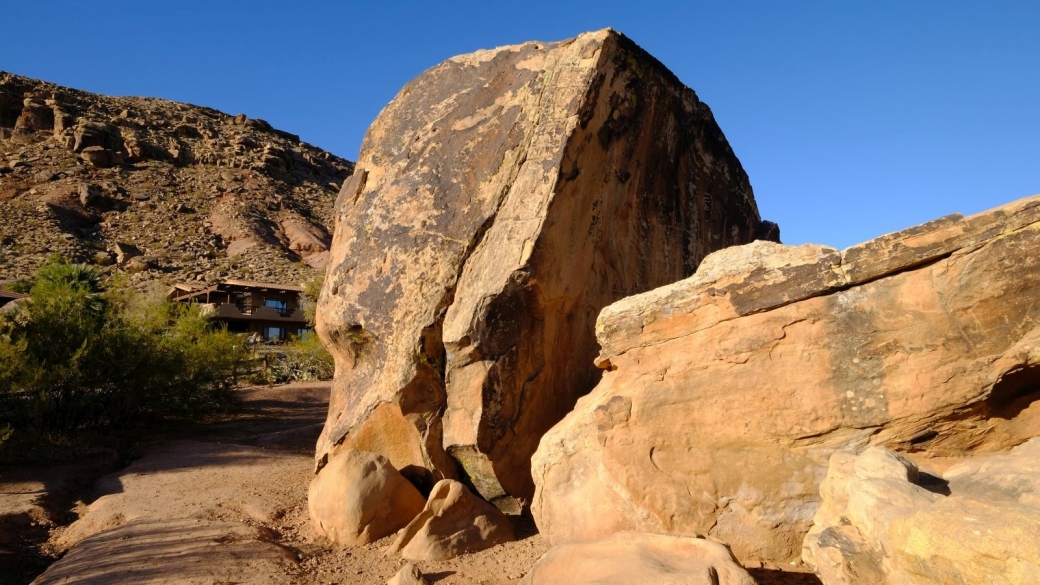 Le rocher où se trouvent les pétroglyphes du Bloomington Petroglyph Park, à St. George, Utah.