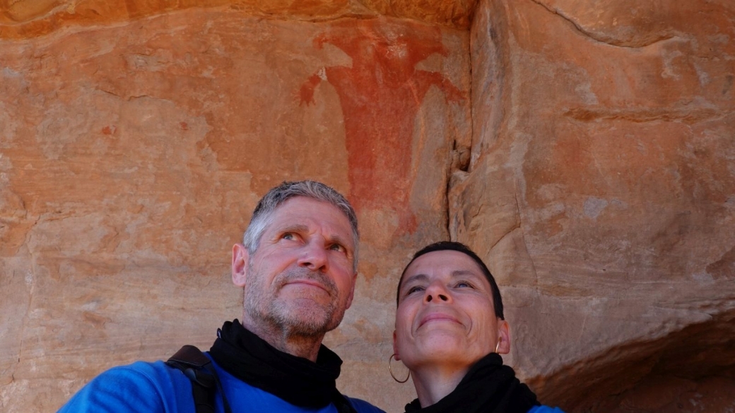 Stefano et Marie-Catherine devant Red Man Panel, dans le Fort Pearce Wash, près de St. George, Utah.