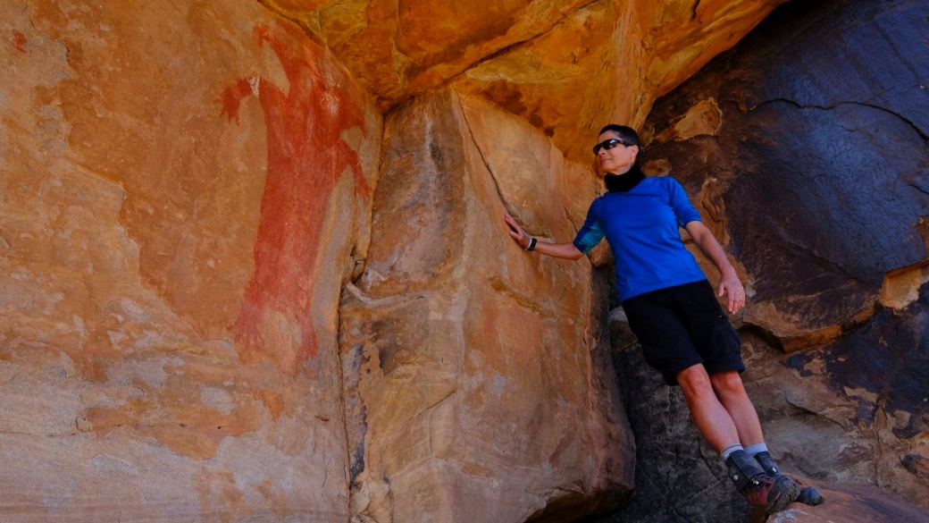 Marie-Catherine devant le superbe Red Man Panel. À Fort Pearce Wash, près de St. George, Utah.