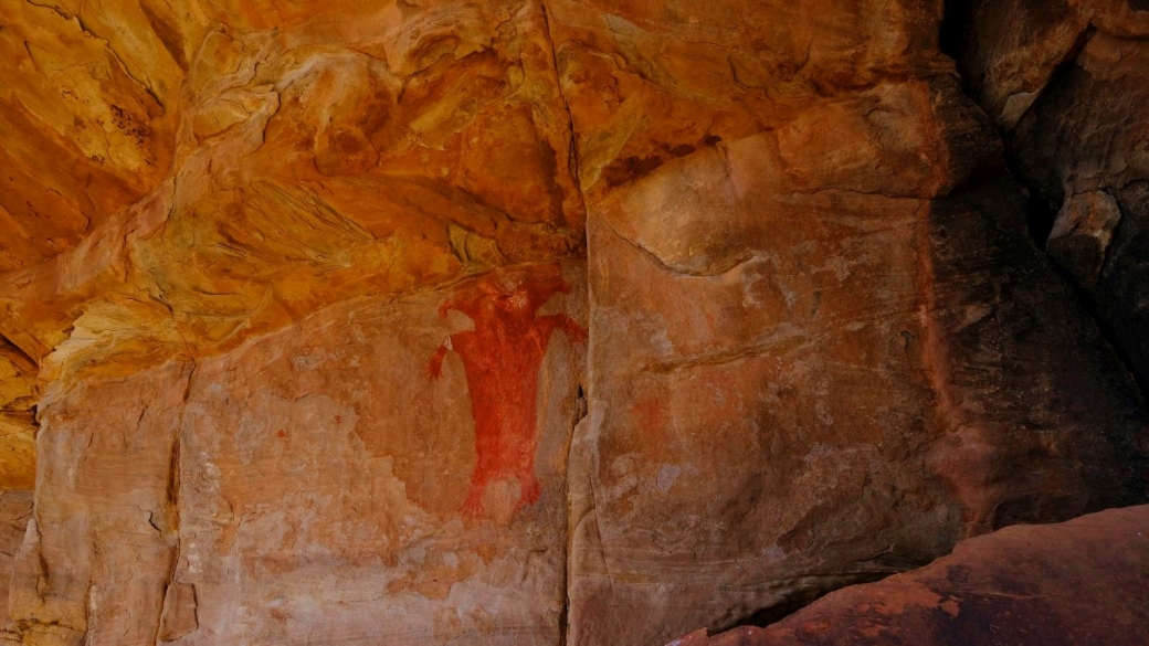 Le Red Man Panel. Pour être rouge, il est bien rouge. À Fort Pearce Wash, près de St. George, Utah.