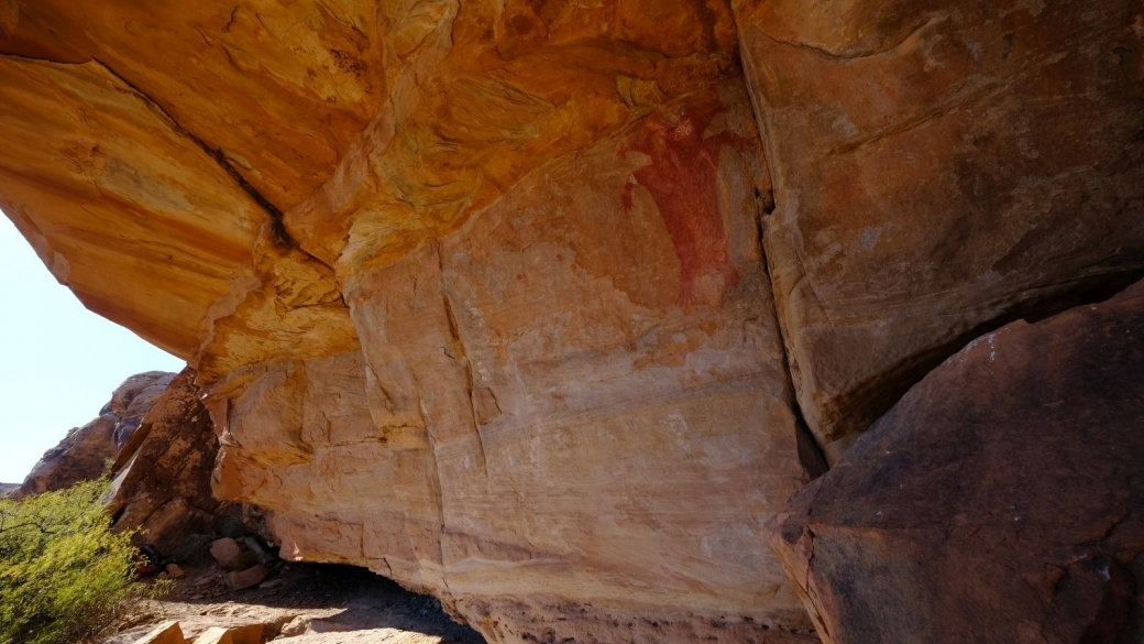 Belle vue d'ensemble sur l'alcôve où est niché le Red Man Panel, dans le Fort Pearce Wash, près de St. George, Utah.