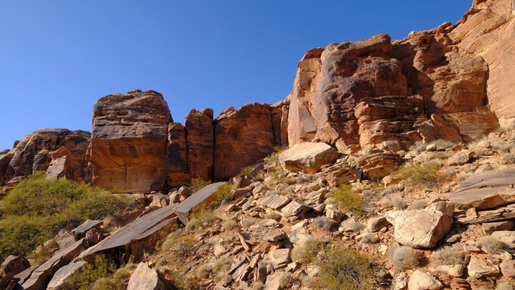 Vue sur l'alcôve où est niché le Red Man Panel. À Fort Pearce Wash, près de St. George, Utah.