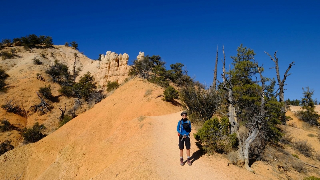 Marie-Catherine sur le Fairyland Trail à Bryce Canyon.