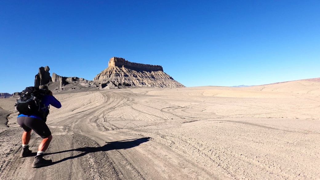 Stefano en pleine concentration, en train de photographier Factory Butte, dans l'Utah.