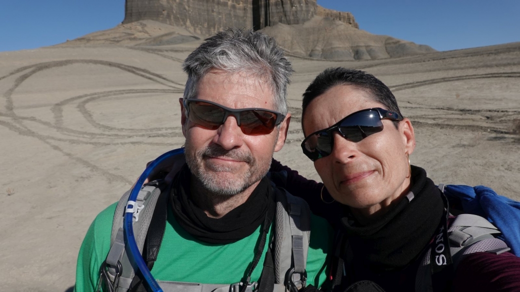 Stefano et Marie-Catherine à proximité de Long Dong Silver, une aiguille de roche noire située près de Caineville, dans l'Utah.