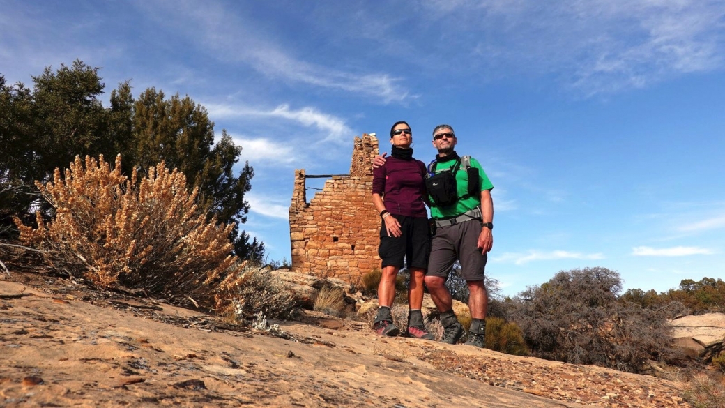 Stefano et Marie-Catherine posent devant les ruines de Holly Group, à Hovenweep National Monument.