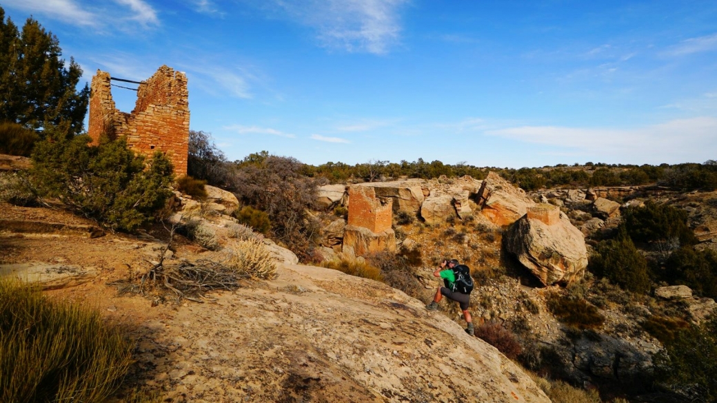 Stefano en pleine action devant les ruines de Holly Group, à Hovenweep National Monument.