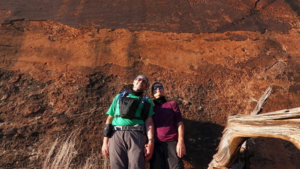 Stefano et Marie-Catherine devant le Hunt Panel, à Cedar Mesa, Utah.