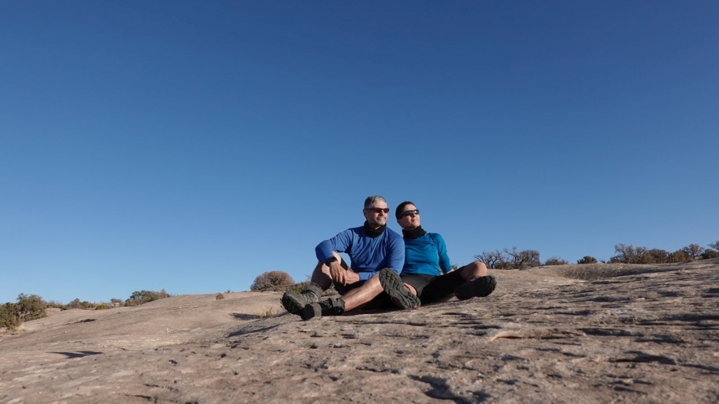 Stefano et Marie-Catherine après être sortis du Grand Gulch, avant d'attaquer le retour vers la voiture.