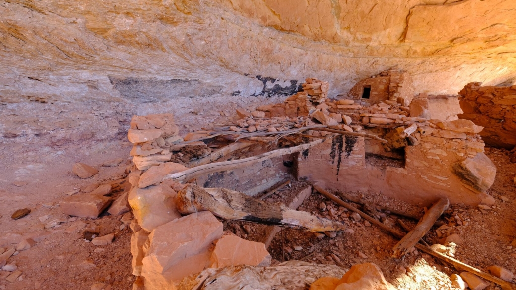 On dirait qu'il y a longtemps que le kiva du site de Fortress Ruin, au Grand Gulch, s'est effondré.