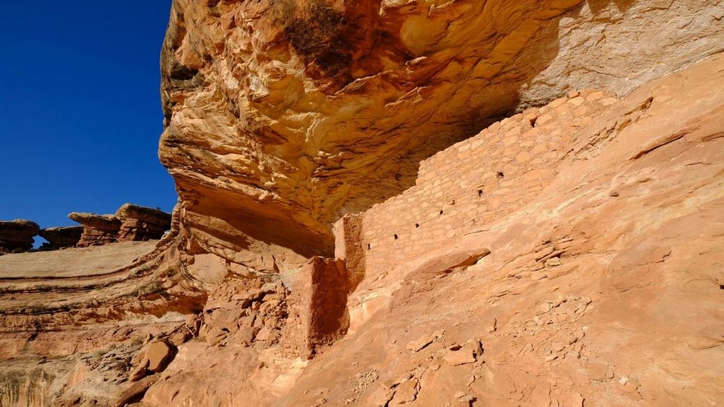 Vue sur les "meurtrières" de Fortress Ruin, au Grand Gulch.