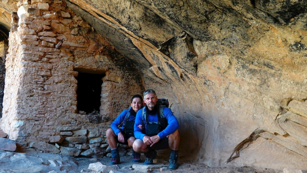 Stefano et Marie-Catherine devant les ruines du site de Over and Under Ruins, près de Blanding.