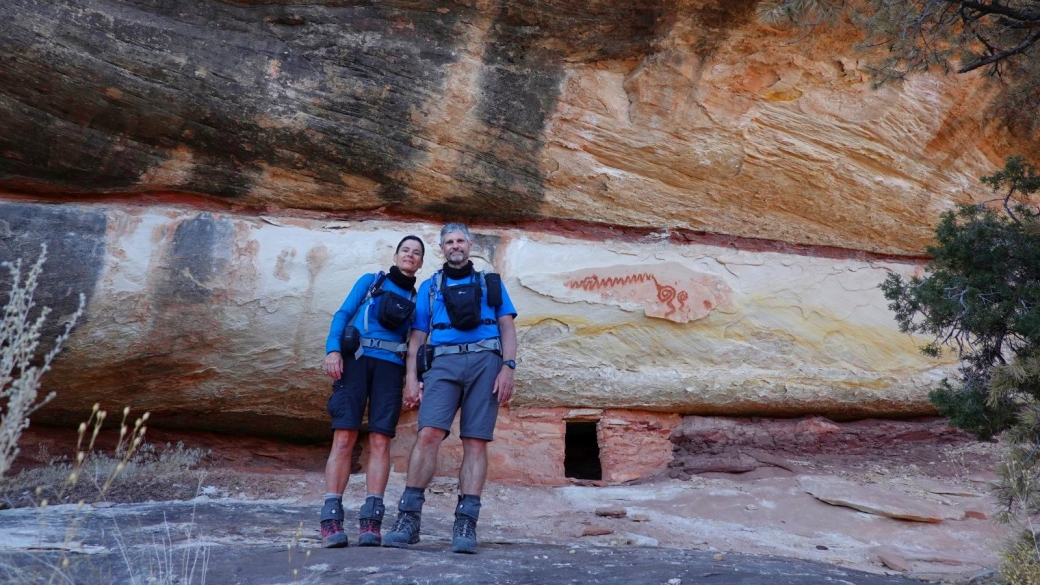 Stefano et Marie-Catherine devant Remnant Ruin, à Natural Bridges.