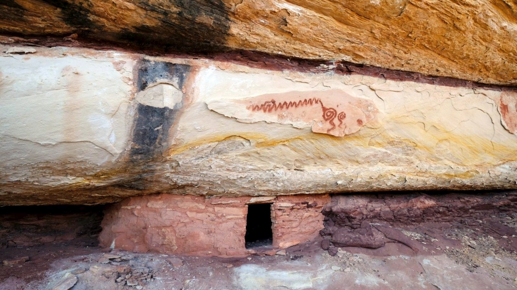 Remnant Ruin, à Natural Bridges, avec en hauteur, le reste d'un pictogramme.