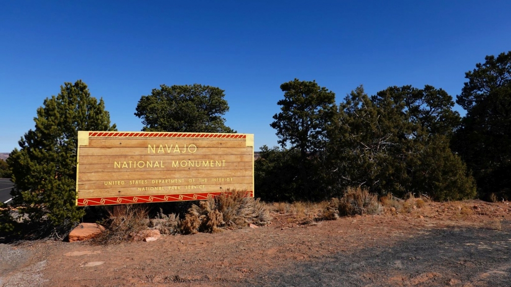 Joli panneau en bois à l'entrée principale du Navajo National Monument.