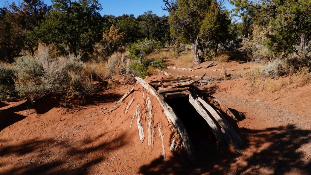 Une "sweat lodge" reconstruite, derrière le visitor center du Navajo National Monument.