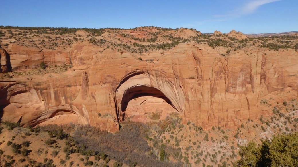 Vue sur l'immense alcôve qui abrite le peublo de Betatakin, à Navajo National Monument.