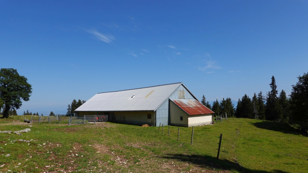 Vue sur le chalet Neuf du Mont Tendre.