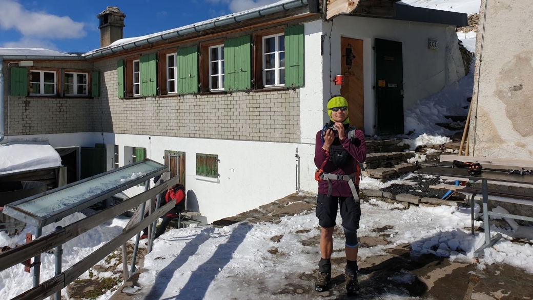 Marie-Catherine devant l'entrée du Berghotel Faulhorn, dans la région de Grindelwald.